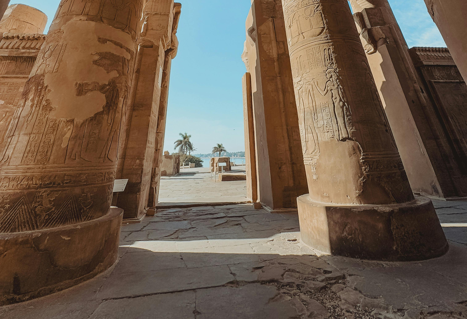 Temple de Kom Ombo - Vue sur le Nil avec temple en ruine