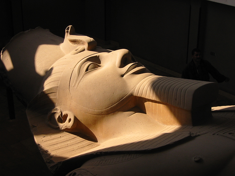Détail du visage de la statue de Ramsès II