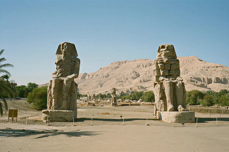 Vue rapprochée des Colosses de Memnon