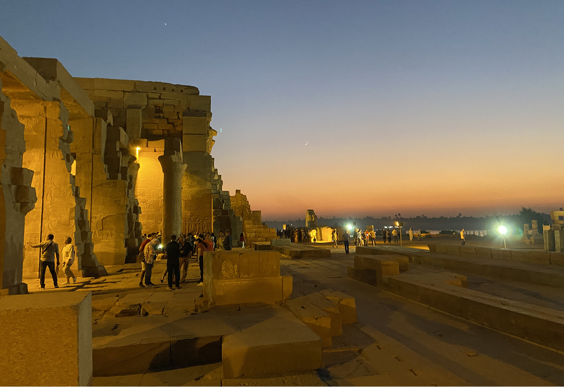 Vue du temple de Kom Ombo au coucher du soleil