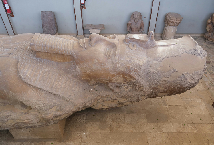 Statue colossale de Ramsès II couchée