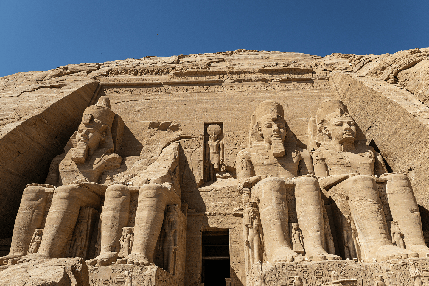 Temples d'Abou Simbel - Vue panoramique des colosses de Ramsès II
